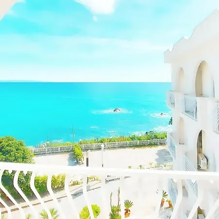 Hotel Ristorante La Scogliera 4*